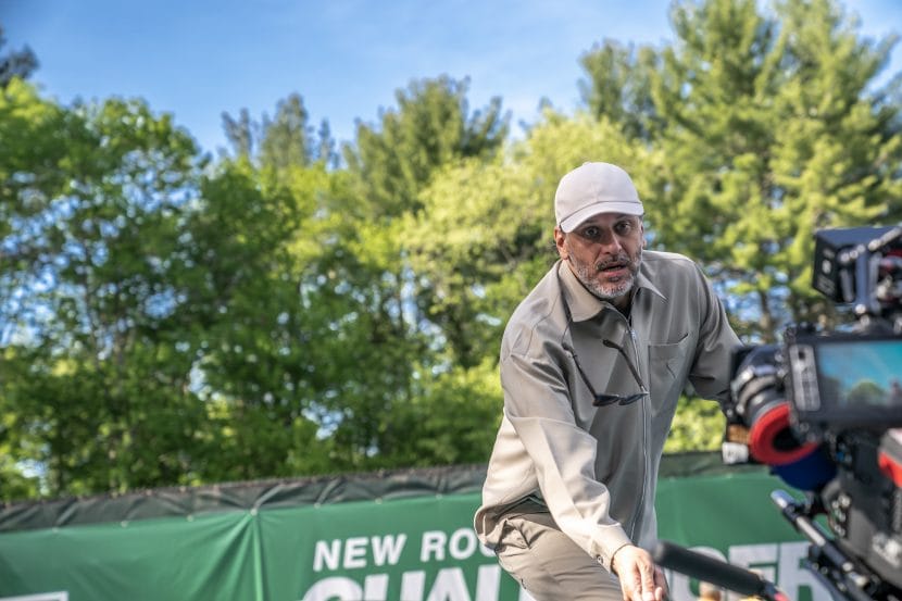 Il regista Luca Guadagnino sul set del film Challengers.