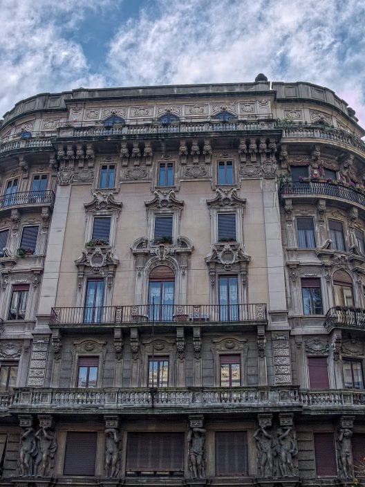 A Milano si fa polemica sulla statua di una donna che allatta