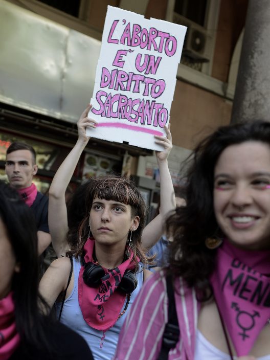 Diritto all’aborto, perché dopo 46 anni è il momento di rivedere la legge 194