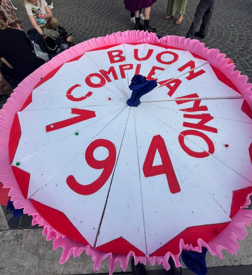 Una torta simbolica celebra i 46 anni della legge 194 durante l'evento-dibattito organizzato a Roma 