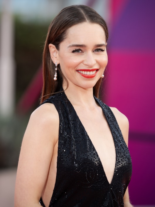 Emilia Clarke, gli aneurismi cerebrali e l’impegno sociale: “Sono viva per miracolo”