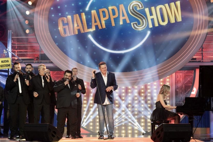 Francesca Tandoi al Gialappa Show, con Tony Hadley e i Neri per Caso.