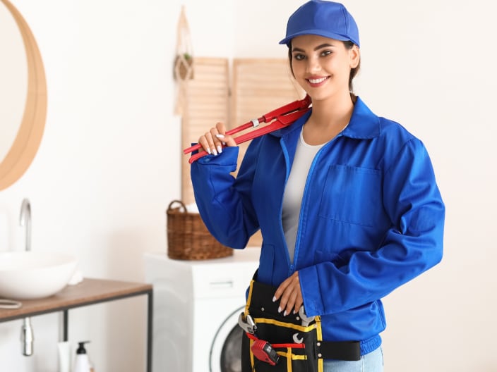 Gen Z torna ai lavori manuali ragazza blue collar al lavoro