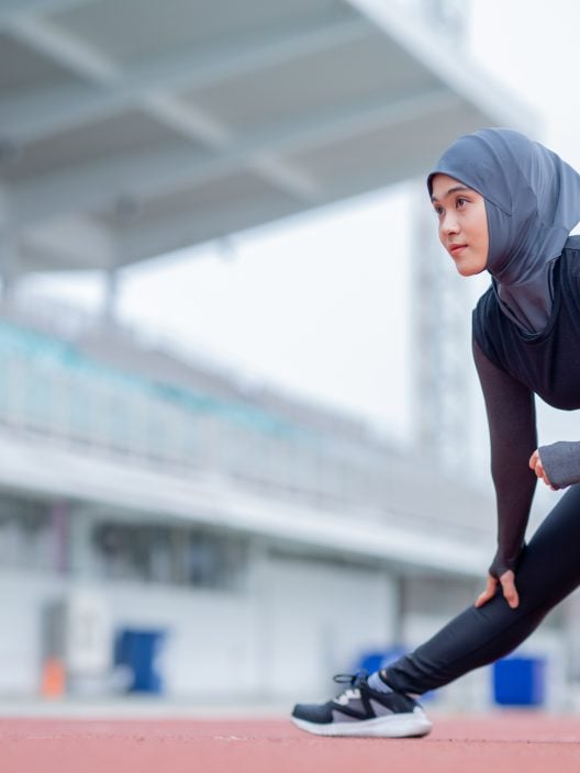 Olimpiadi in Francia, perché il divieto di indossare l’hijab viola i diritti delle atlete musulmane