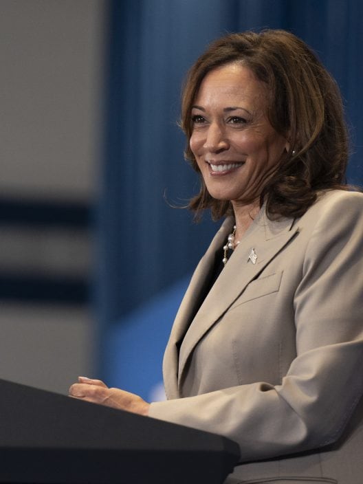 Tra primati, diritti e ambiguità: la storia di Kamala Harris, possibile prima donna presidente degli Stati Uniti