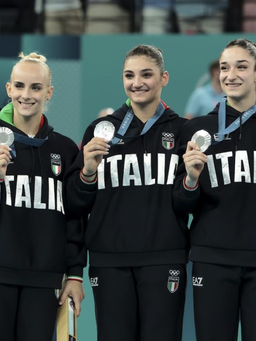 Dai nomignoli alle “donne in ritardo perché si truccano”: la narrazione sessista delle Olimpiadi sui media