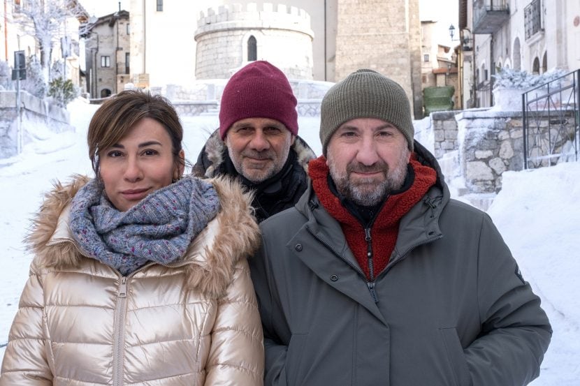 Riccardo Milani tra Virginia Raffaele e Antonio Albanese sul set di Un mondo a parte.