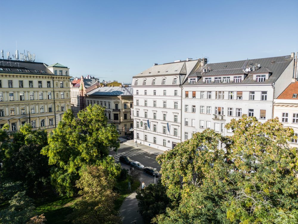 Il Falkensteiner Hotel Prague si affaccia su una tranquilla piazza alberata