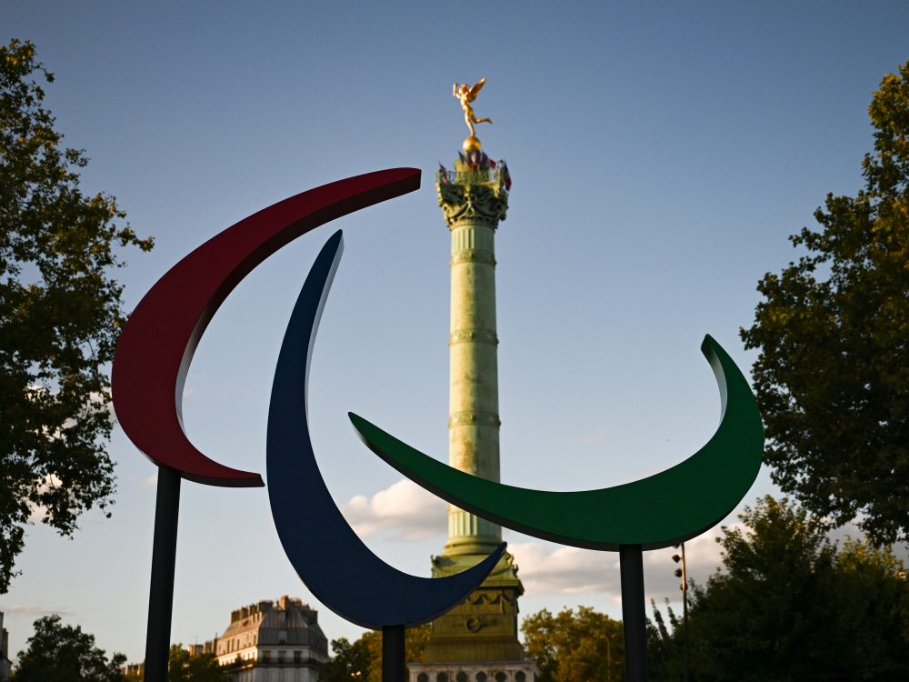 Il logo paralimpico a Place de la Bastille, a Parigi