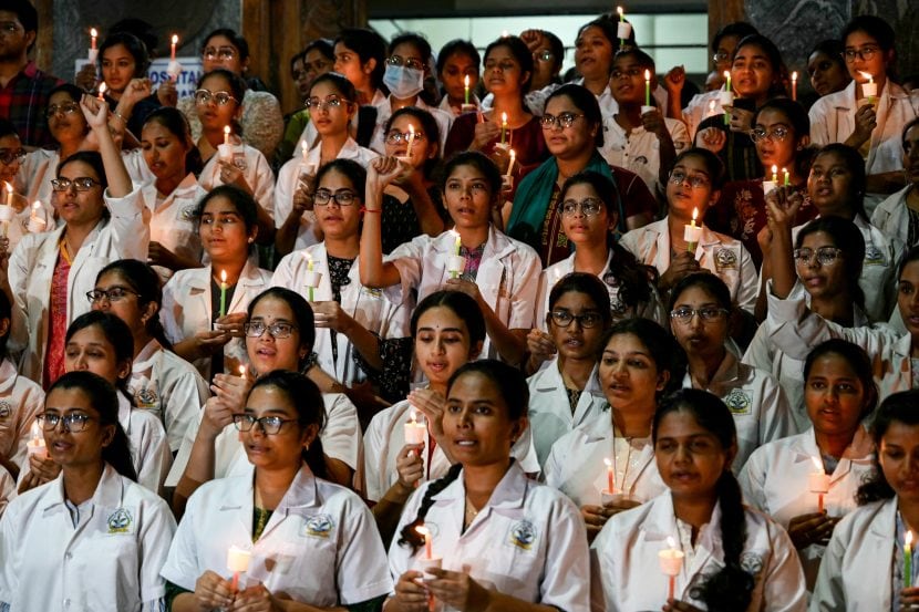 Giovani specializzande protestano per la violenza e uccisione della loro collega a Calcutta, 12 agos