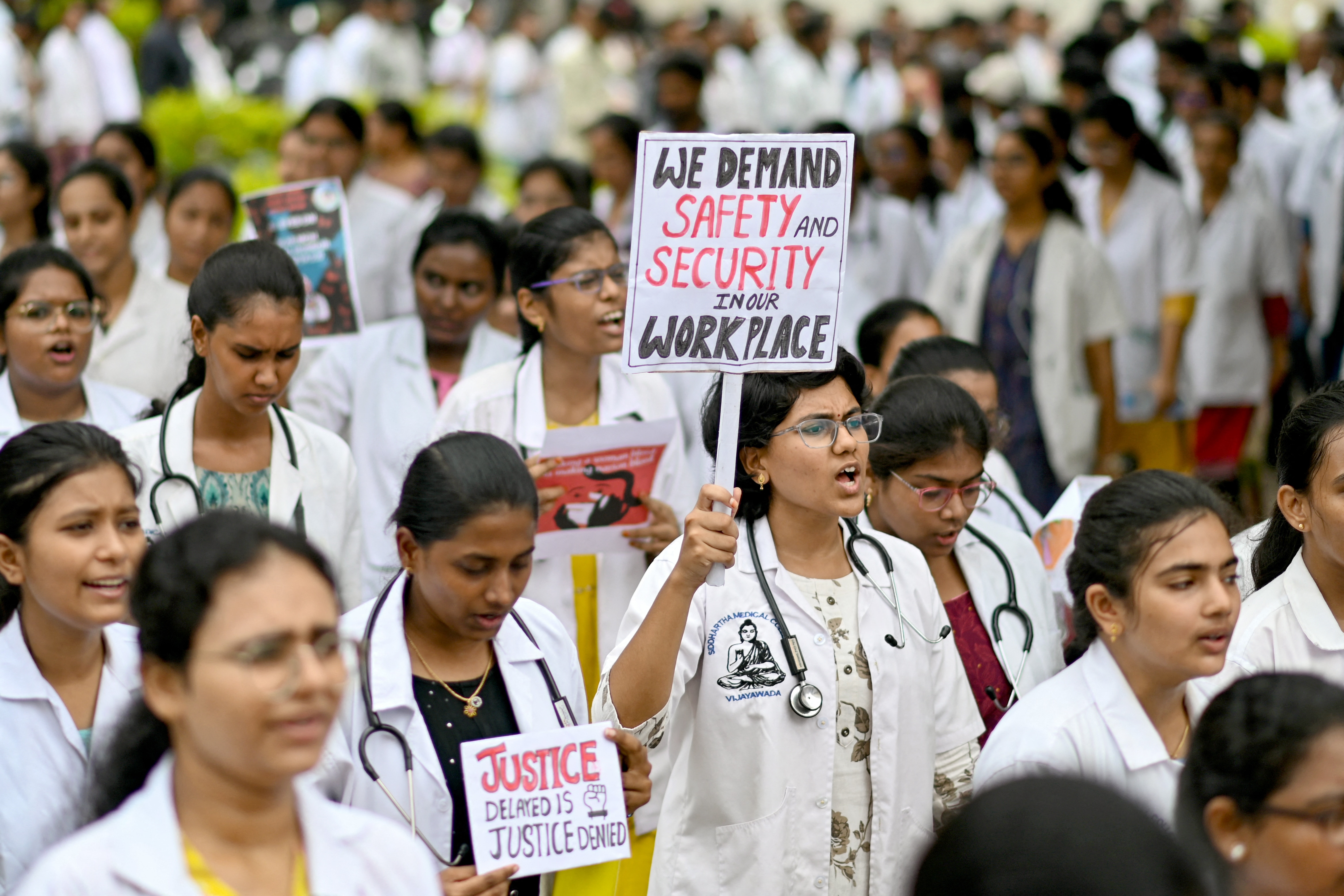 “Reclaim the night”, la grande marcia contro la violenza di genere in India chiede sicurezza per le donne negli spazi pubblici