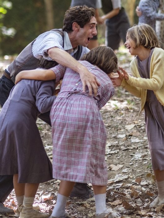 Il maestro che promise il mare: Una storia vera di memoria, educazione e speranza – Clip in anteprima