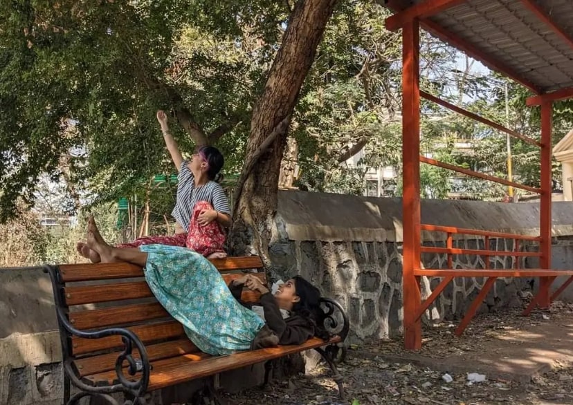 Surabhi Yadav, Basanti: women at leisure