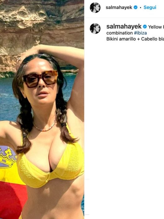 Salma Hayek compie 58 anni e si mostra fiera con i capelli bianchi: sui social le fanno i complimenti