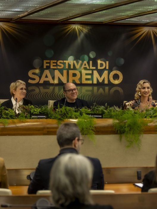 Vita da Carlo 3: Verdone presenta Sanremo con… Ema Stokholma!