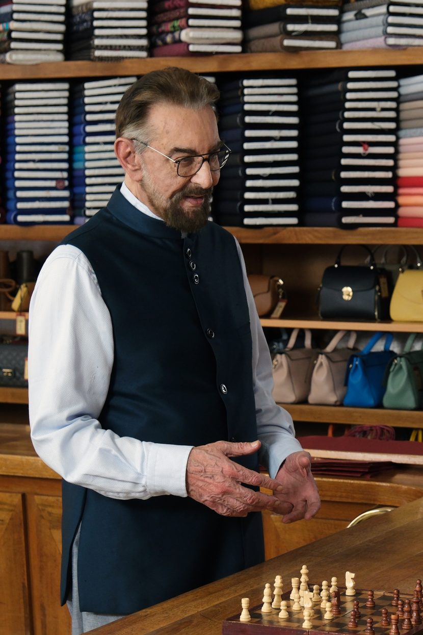 Kabir Bedi nel film di Rai 1 Questione di stoffa.