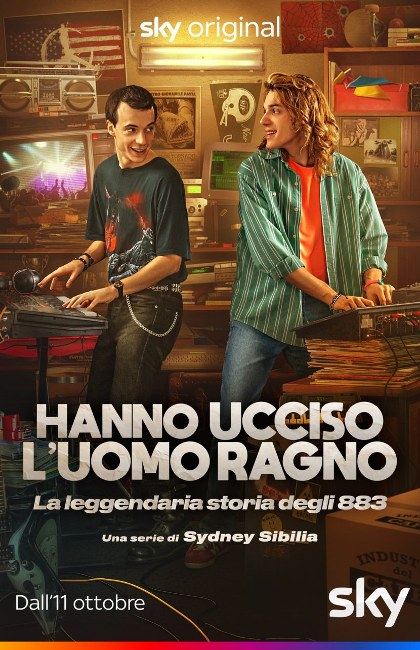 Il poster della serie tv Sky Hanno ucciso l'Uomo Ragno - La leggendaria storia degli 883.