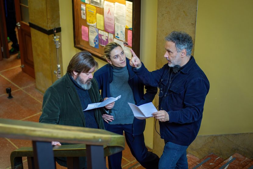 Il regista Paolo Costella sul set del film Storia di una notte con Giuseppe Battiston e Anna Fogliet