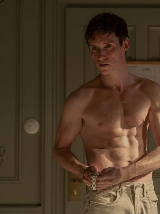 The Day of the Jackal: Eddie Redmayne è lo spietato killer della serie tv Sky