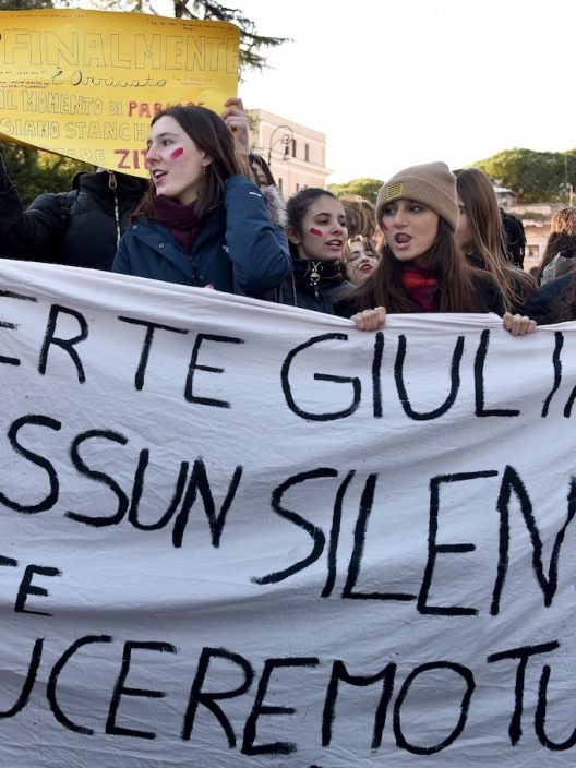 Nella giornata contro la violenza sulle donne, due femminicidi simbolo arrivano nelle aule dei tribunali