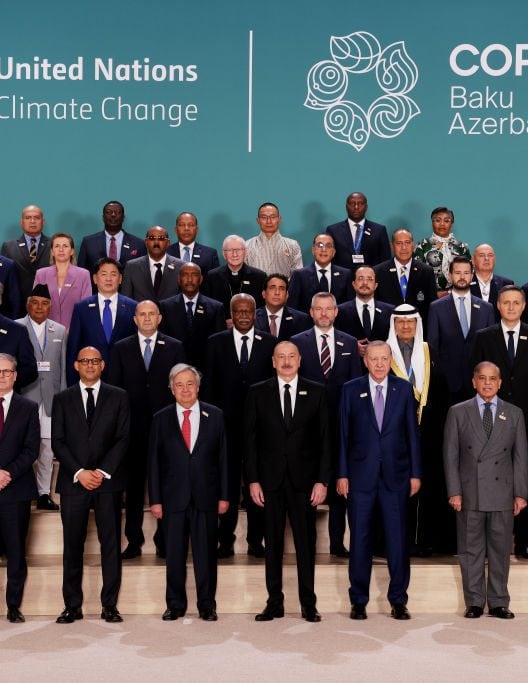 COP29: le contraddizioni e i (timidi) passi in avanti della conferenza per il clima di Baku